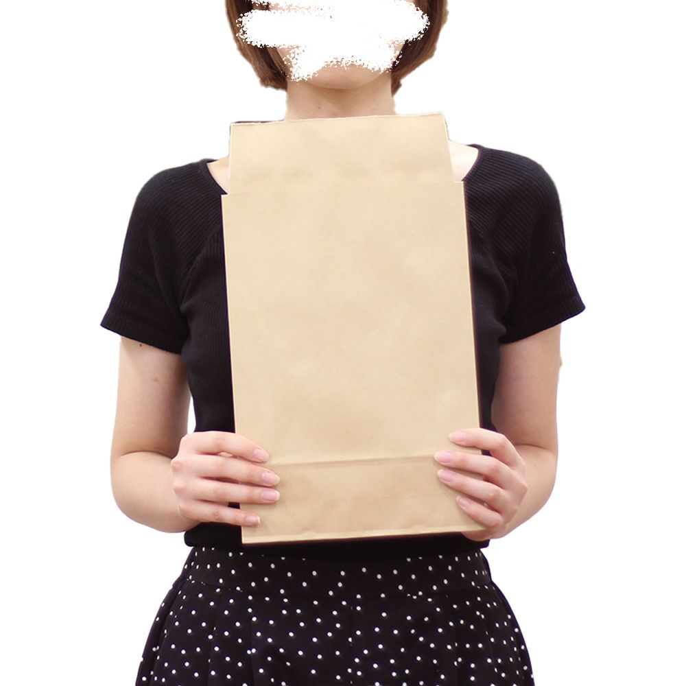 宅配A4サイズを持つ女性の画像