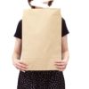 宅配袋を持った女性の画像