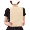 宅配袋を持って大きさを比べている女性の画像